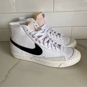 NIKE MID ‘77 VNTG. 9.5. Barely worn